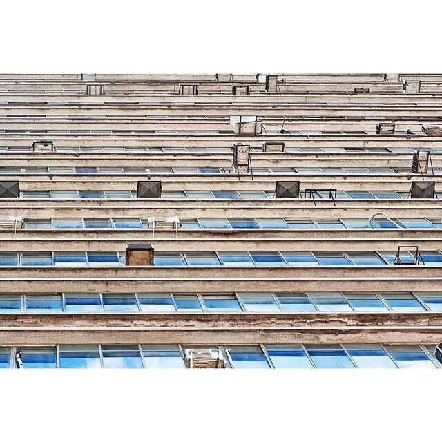 Um olhar generoso pelo centro de São Paulo, o acolhimento às pessoas vulneráveis ao Covid, ao frio e a fome, em um ensaio fotográfico que traz a rua pra dentro da sua casa.

_

100% do lucro com as vendas está sendo revertido para pessoas em sit