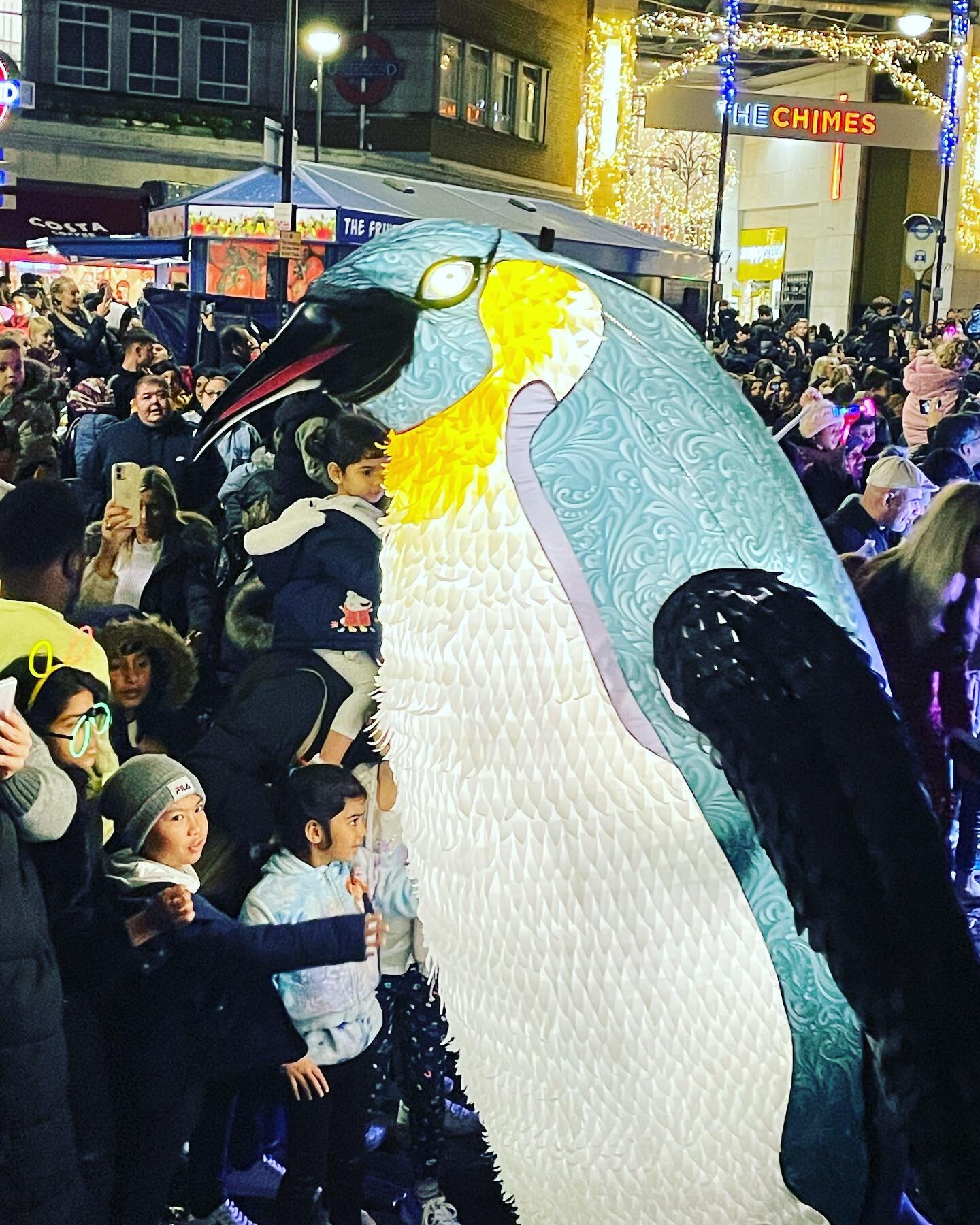 More penguin action, almost got some snow over the weekend which got us pretty excited.

#blizzardthepenguin #penguin #giantpenguin #illuminated #puppet #wintershow #antarcticadventure #antarctic #lightfestival #parade #outdoorartsuk #christmas #chri