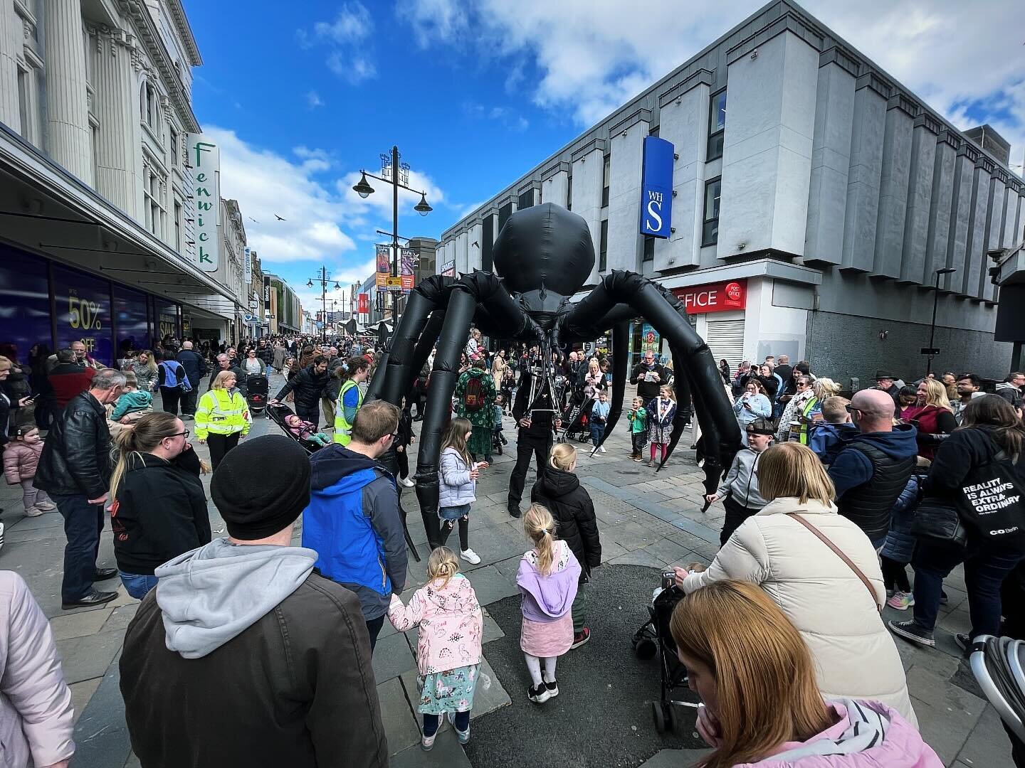 Big crowds in #newcastle today for our shows at #newcastlepuppetfestival @nathanunthank at the controls. @movingpartsarts 

#worldpuppetryday #giantpuppets #arachnobot #giantspider #inflatableart #arachnophobe #arachnid #walkaboutshow #puppetry #outd