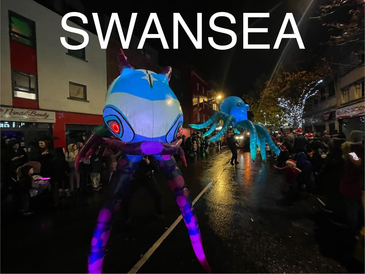 A busy weekend for bird and beast with shows across three different locations. 

#penguins #walkaboutact #christmaslights #switchonevents #christmasshows #winterfestival #giantpenguins #penguinpuppet #illuminatedpuppet #lanternpuppet #lightfestival #