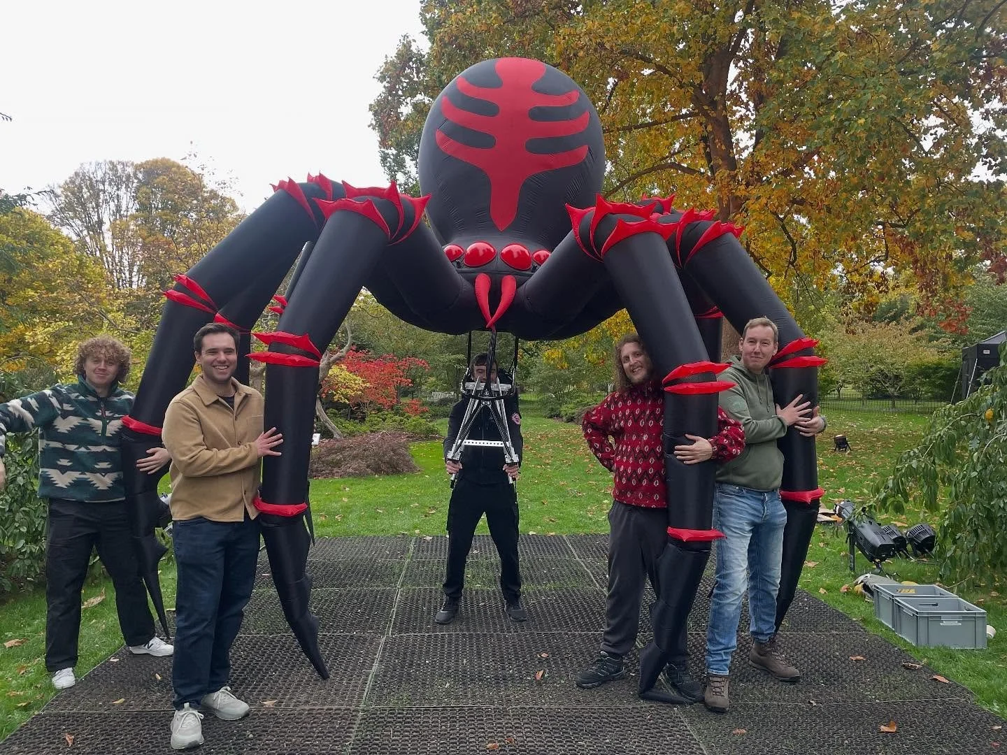 Team spider, ready for action in Kew Gardens for the opening night of #halloweenatkew tonight. 

#giantspider #halloween #kewgardens #giantpuppet #halloween2025 #illuminated #halloweentrail #inflatable #lightfestival #octoberhalfterm #spider #blackwi