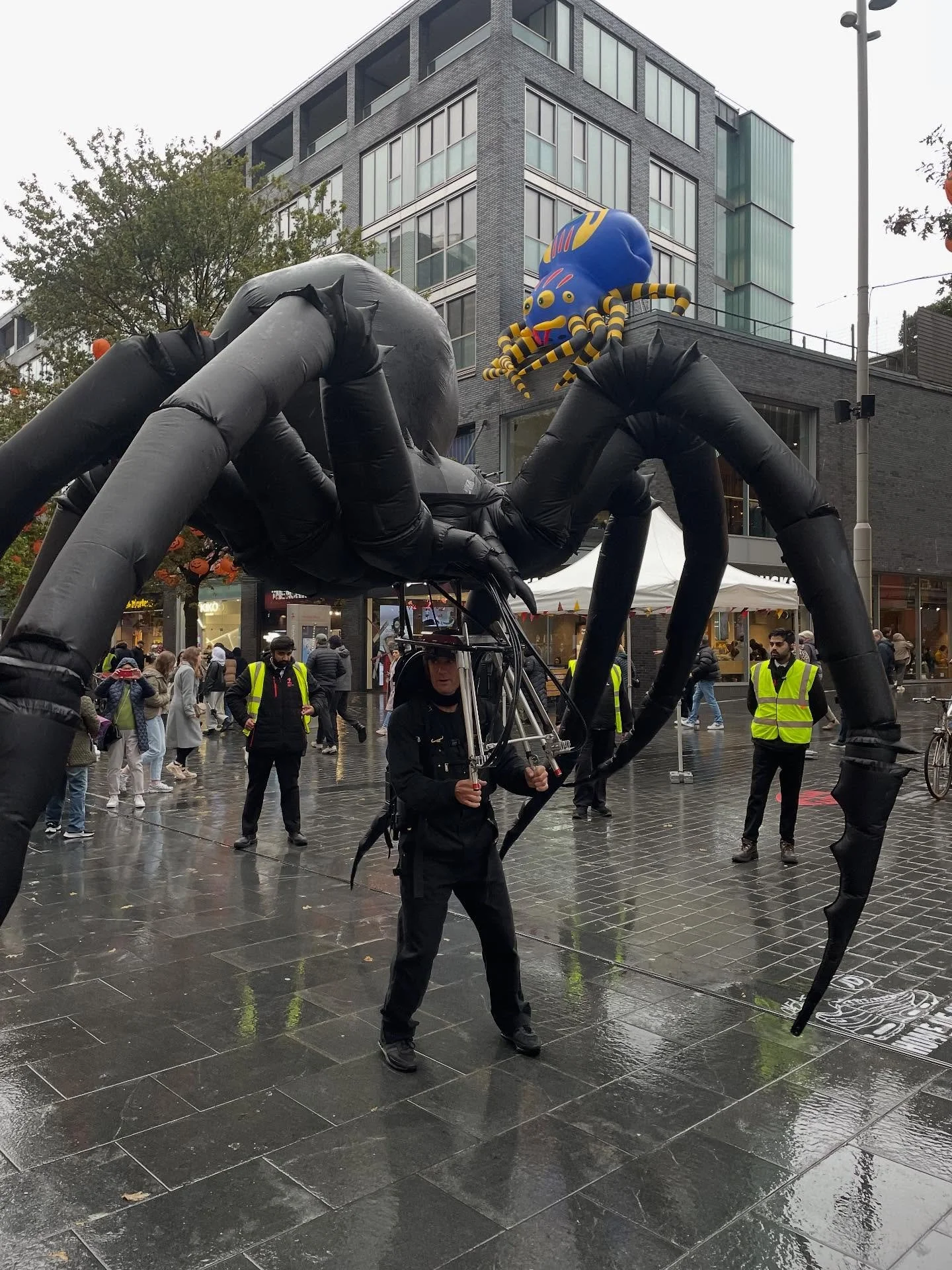 Halloween spider action in a slightly wet #liverpool1shopping centre yesterday with the Arachnobot handler @oliversmartstudio at the controls. 

#giantspider #liverpool #halloween #walkaboutpuppet