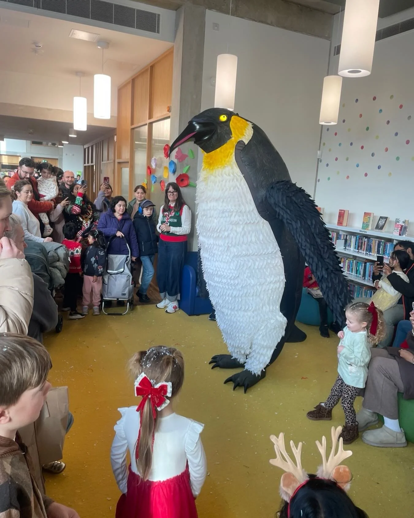 Blizzard was keeping warm and toasty today with a host of Christmas characters at a wonderful event enjoyed by 100s of children in Sidcup library!
@hello.sidcuppartners 
@sidcuprugby 
@sidcupwithkids 
#puppet
#christmasinlondon 
#penguin