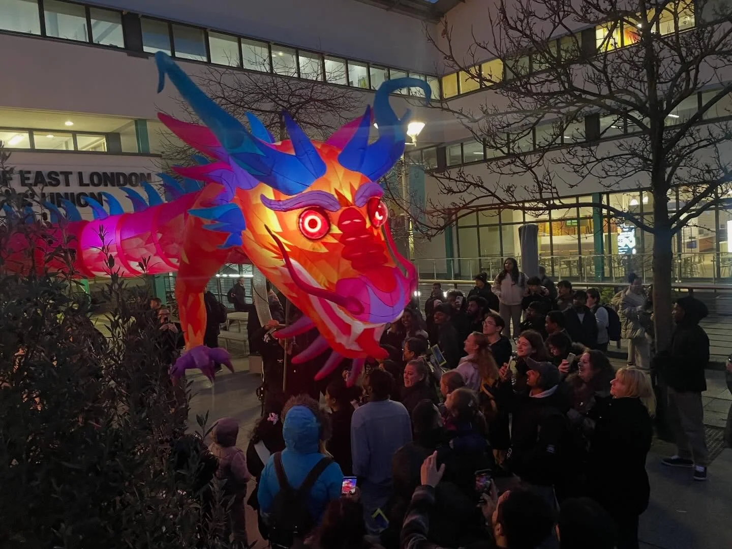 Ember the dragon performing at #UEL Docklands campus today for the #afterdarkfestival @18hoursevents