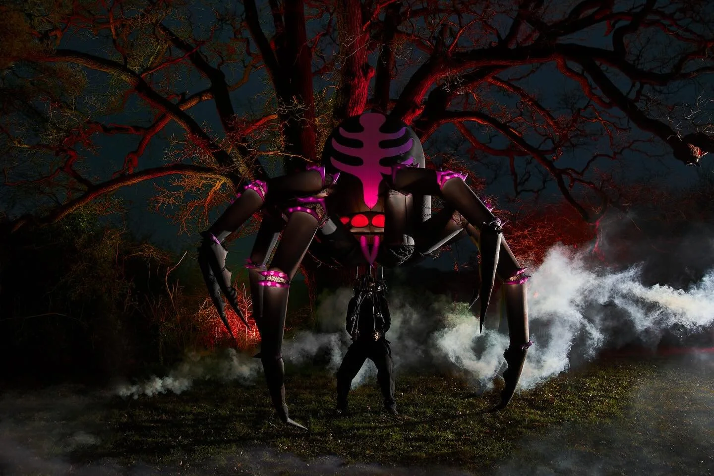 Great shot of our new updated 2026 Aracnobot by @booth_studio 

#giantspider #arachnobot #halloween #spiderpuppet #giantpuppets