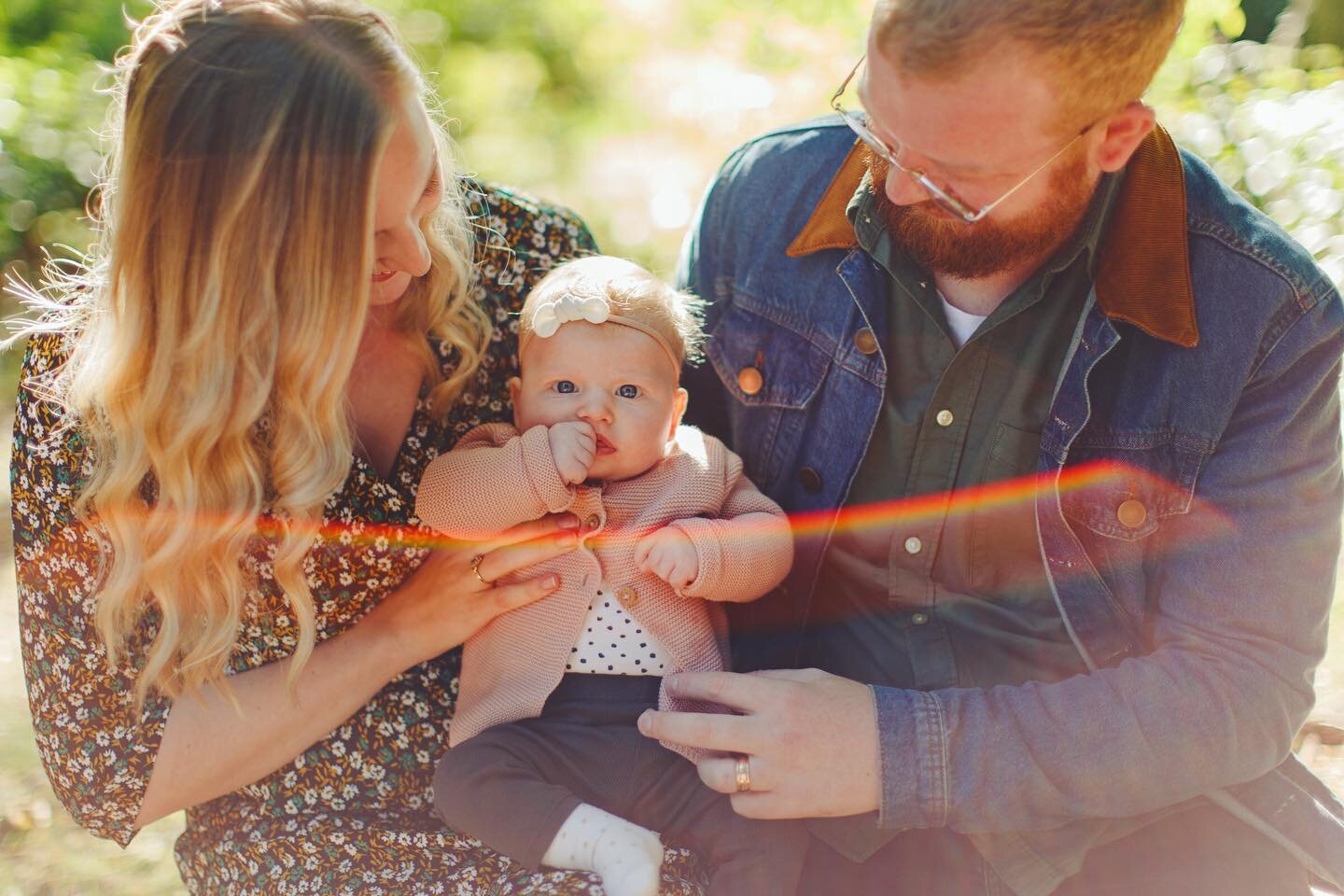 Did an actual happy dance by my laptop as I backed up the images from today&rsquo;s family shoot and spotted this PERFECT lens flare! What a treat to catch up with these guys and soak up some early autumn sun 🍂 

#familyphotography #derbyshirephotog