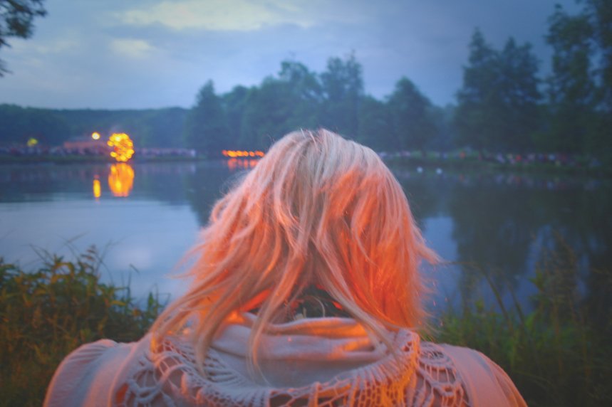 Fire through her Hair like an Evening Sun in the middle of the Lake