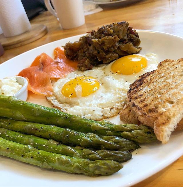 Irish Smoked Salmon Breakfast⁣⁣
&bull; 2 eggs⁣⁣
&bull; smoked salmon⁣⁣
&bull; corned beef hash⁣⁣
&bull; grilled asparagus ⁣⁣
&bull; mustard-herb crime fra&icirc;che ⁣⁣
&bull; panini toast⁣⁣
$11.95 (+tax)⁣⁣
⁣⁣
📸| @jackieh1026