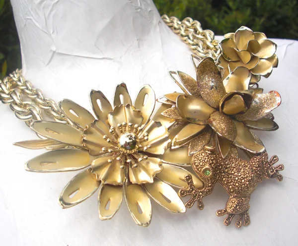 ADORN jewelry ah new_ gold flower frog necklace 2.jpg