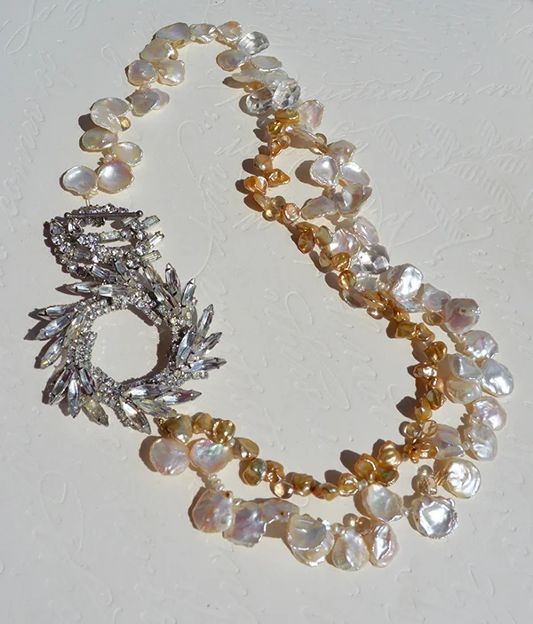 adorn by samouce_50s rhn brooch Keishi pearl necklace5.jpg