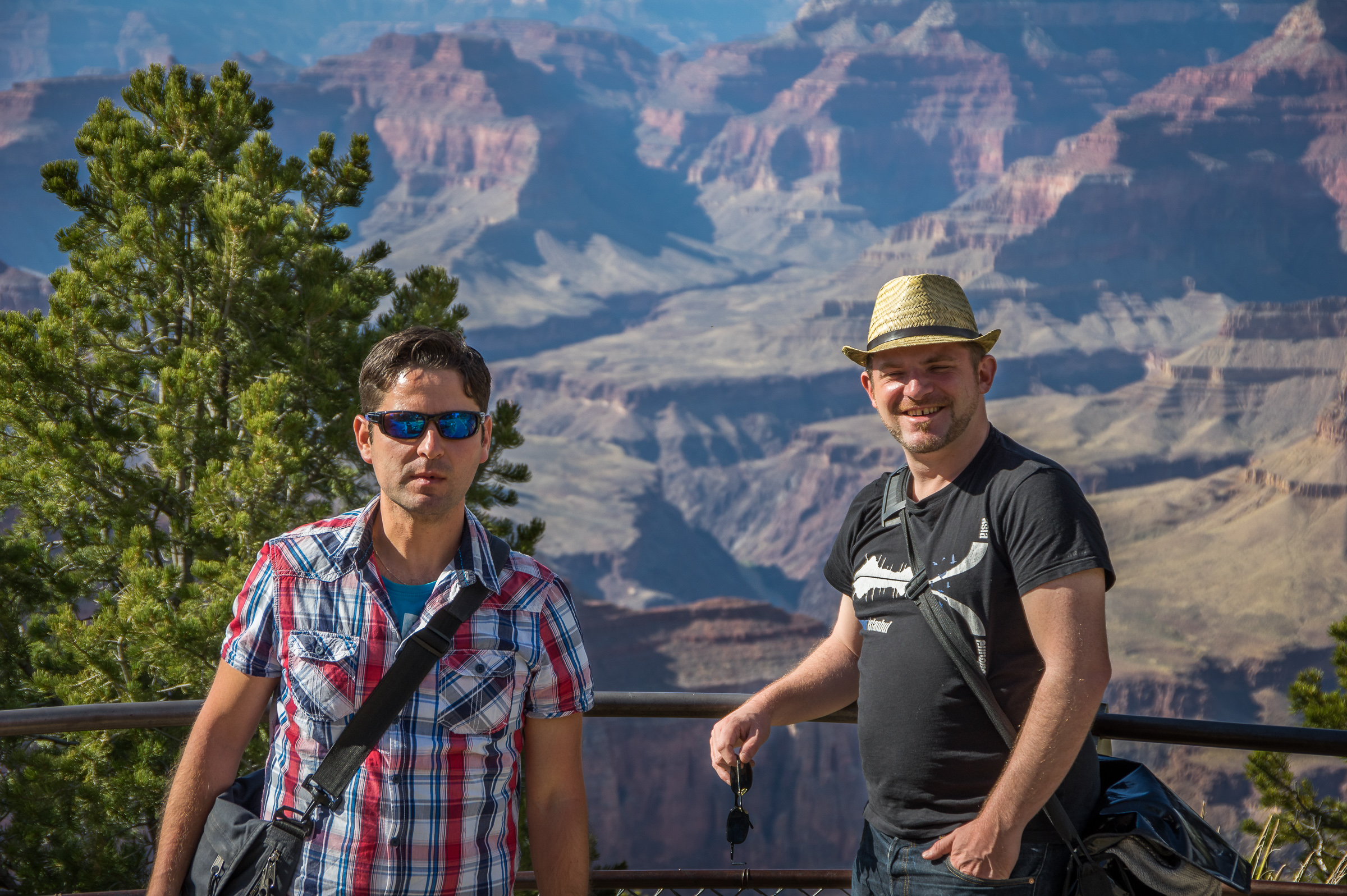 Im Grand Canyon Village warten wir auf den Shuttlebus.