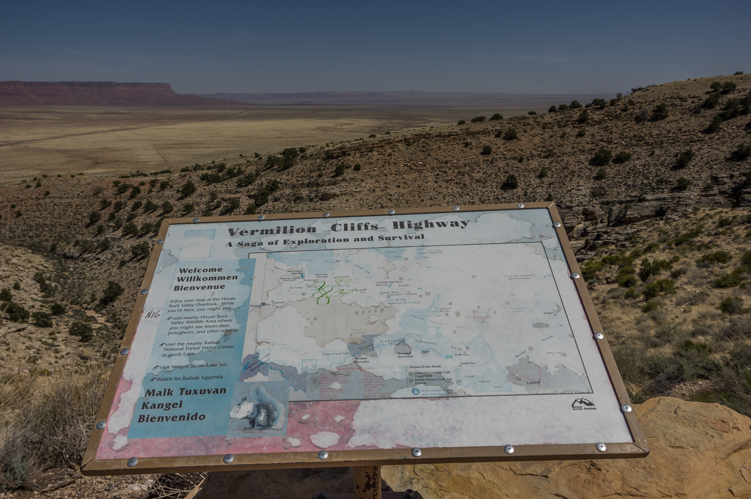 Im Hintergrund sind die bis zu 900m (laut Reiseführer) hohen Vermillion Cliffs zu sehen. Die Ebene ist schlicht gigantisch.