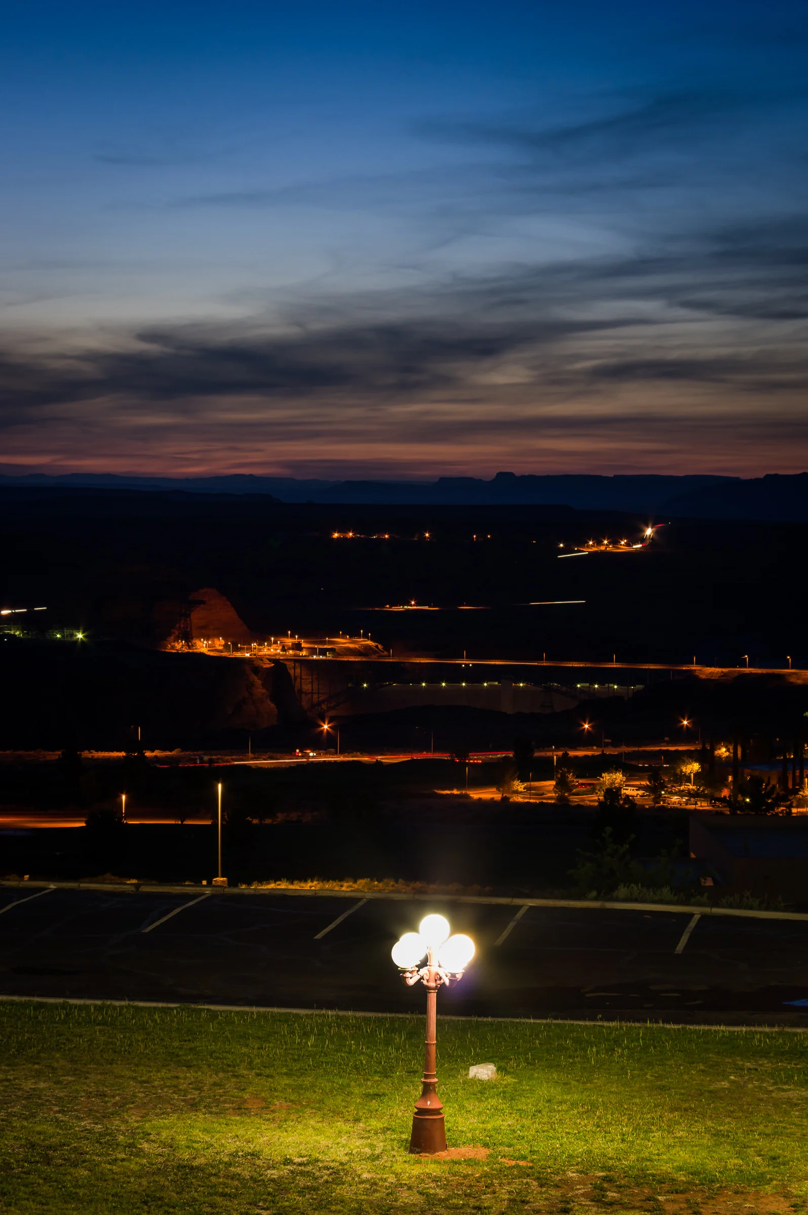 Der Blick vom Balkon auf den Staudamm im Abendrot.