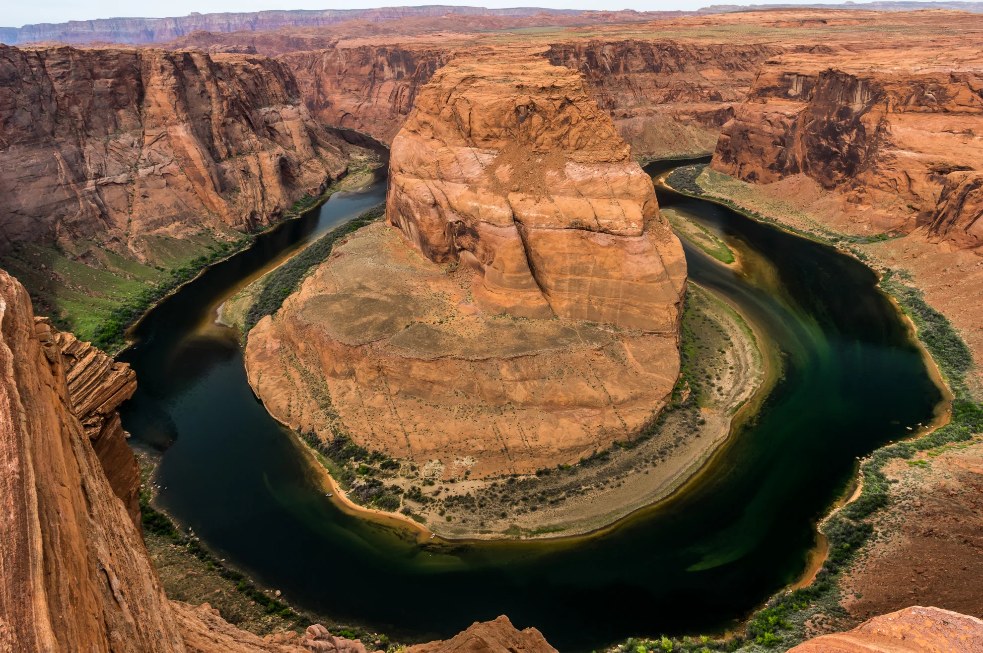 Der Horseshoe Bend. Die Ausflugboote deuten die unglaublichen Dimensionen an.