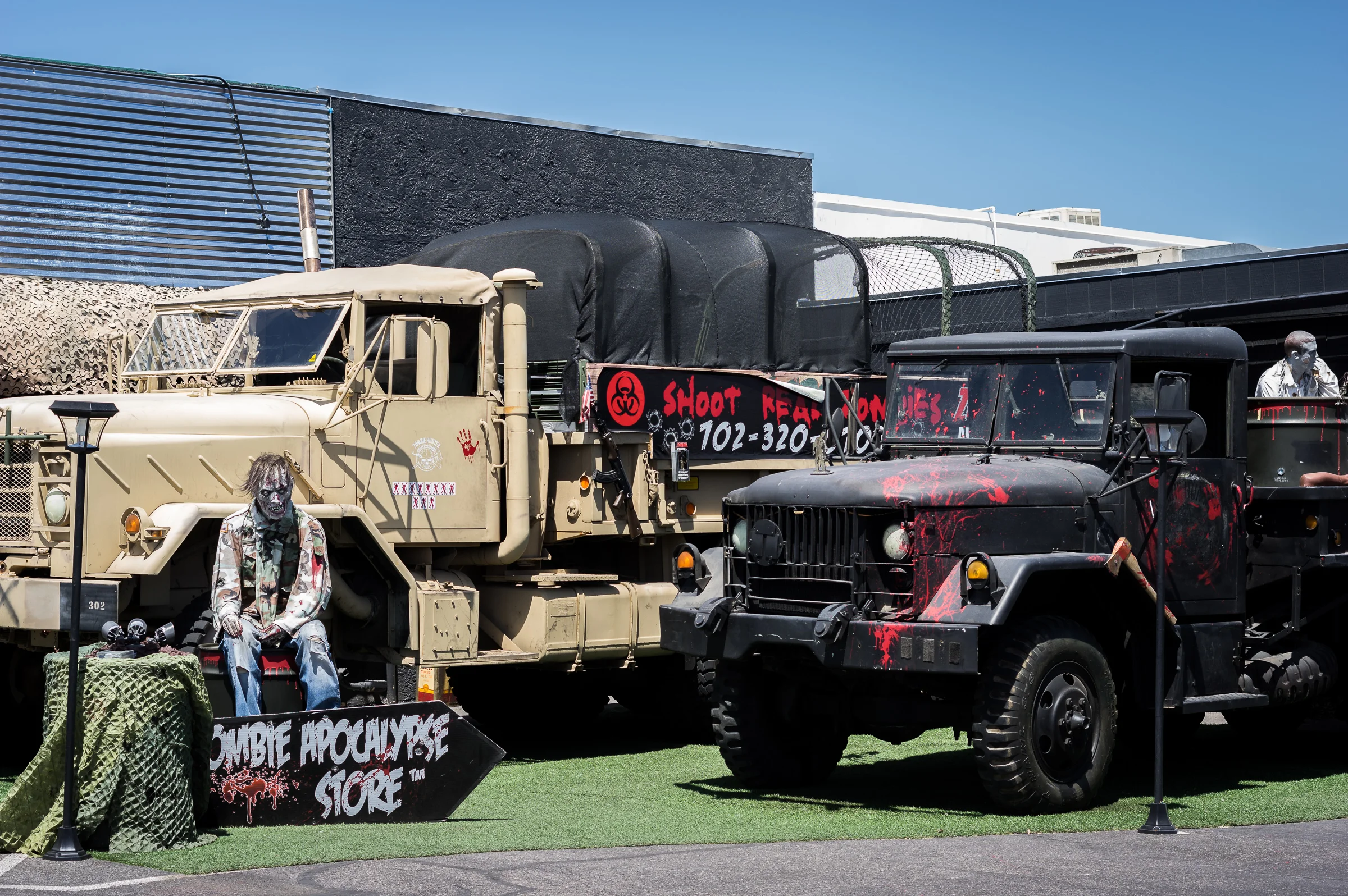 Wer mag kann auch eine Tour in die Wüste buchen und dort das Töten von Zombies auf einem Schießstand üben.