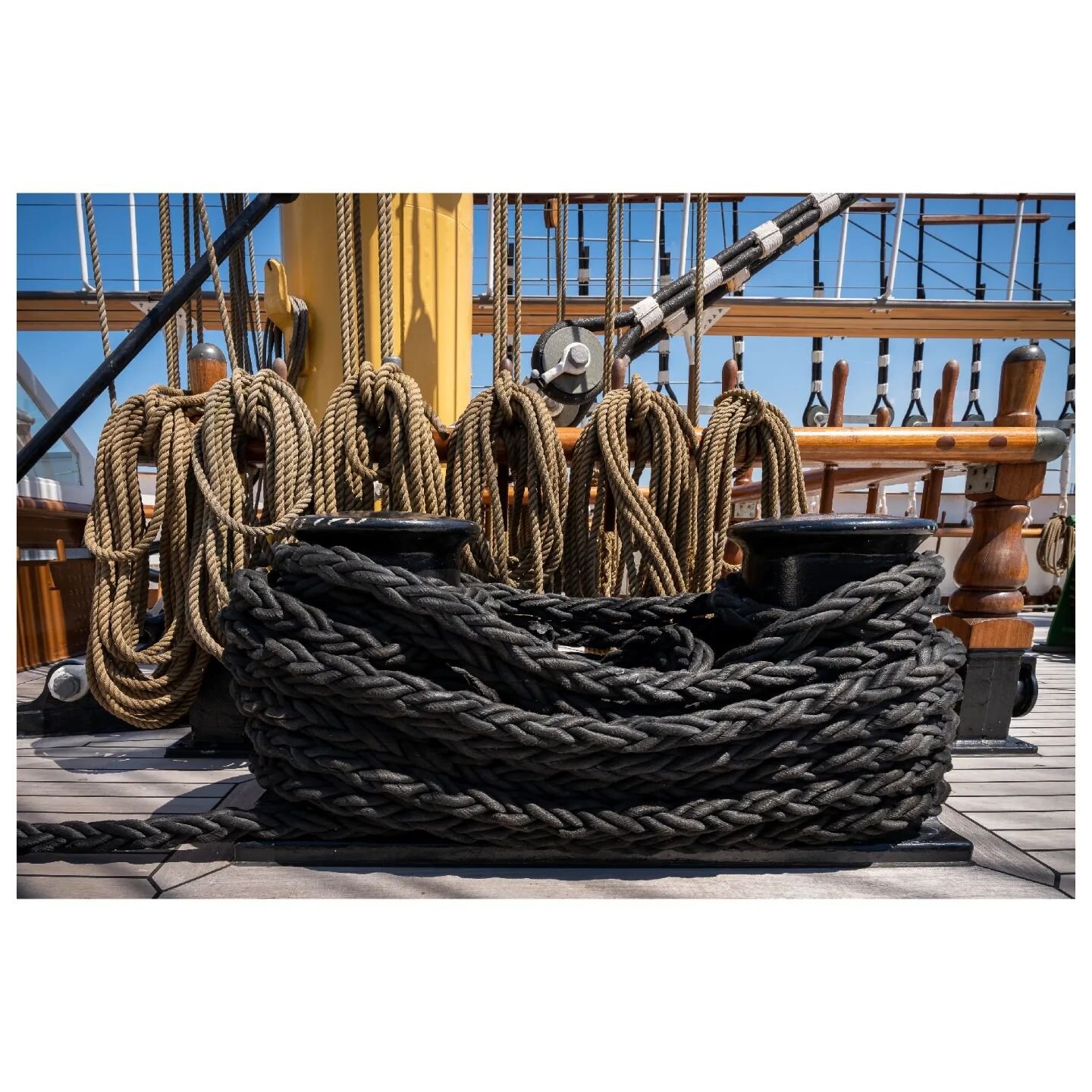 During my visit on the PEKING i was very impressed to find all the different use cases for ropes, hawsters and the like. So much of them and in so many varieties. No wonder there have to be specialists. The rigging, security nets, securing and organi