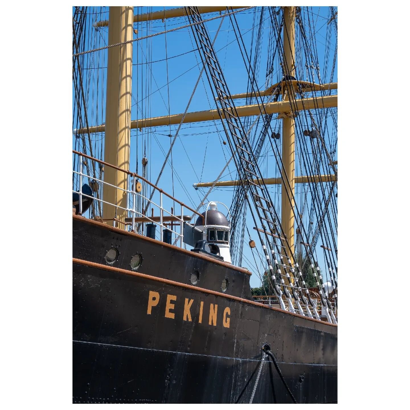 I visited the PEKING, a beautiful historic tall ship, in Hamburg. A few years back it was in a sorry state, but with the energetic help of a lot of people, it's nearly back to it's proudest days.
Here you can see how light was provided on the outside