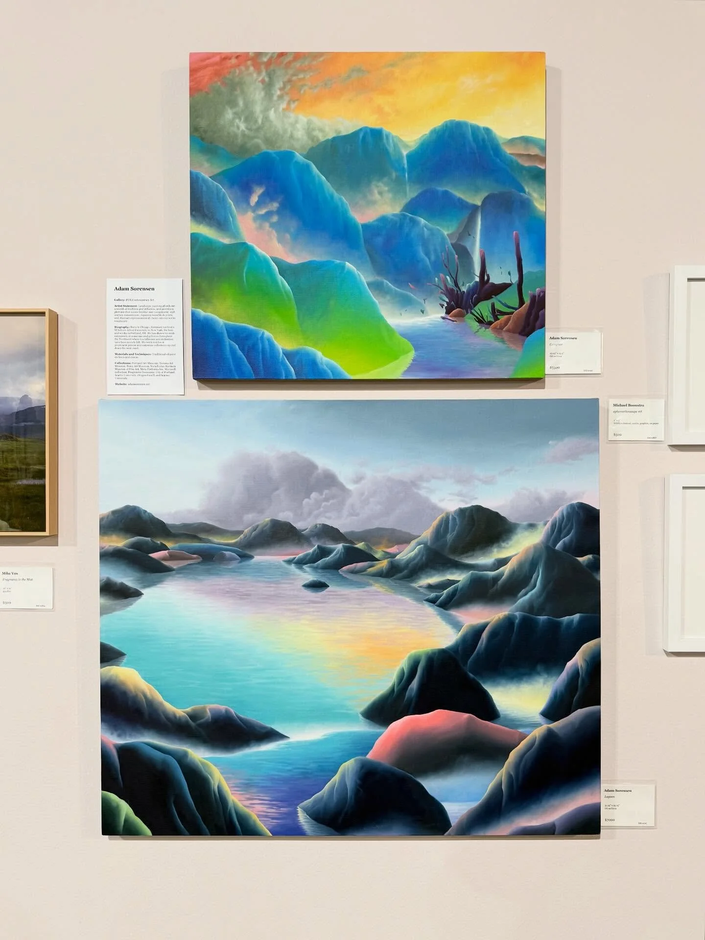 @sitkacenter Art Invitational highlights that were sitting in our camera roll begging to be shared!! 🤳🏼🍃🪵✨🎨🏺 Did you go?! Did you discover artists to love? Buy a new piece of art? Enjoy seeing your favorite artists work? Let us know ⬇️