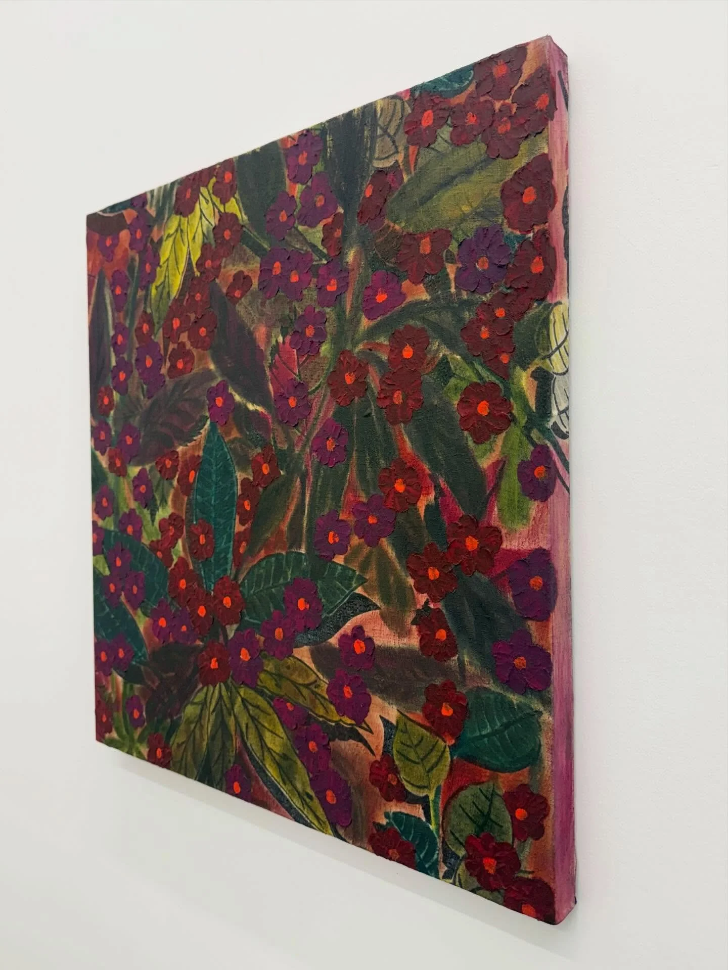 Amy Bay at Nationale 🌼🌹🍃 up until May 15 ~ loved all thr sneaky details like the leaf on the edge of the first painting (probably our favorite) and the soft buttery #monographs 

#artandaboutpdx #portlandartscene #amybay #floral