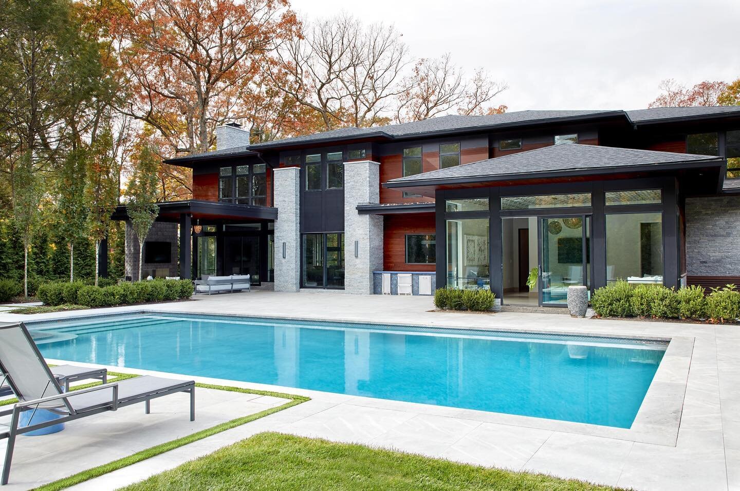 Now that the sun is finally out who is ready to relax poolside? I know I am 🙋🏻&zwj;♂️! This is the backyard of a great custom build by @northernlightsdev. We love the windows, clean lines and the great entertaining space.