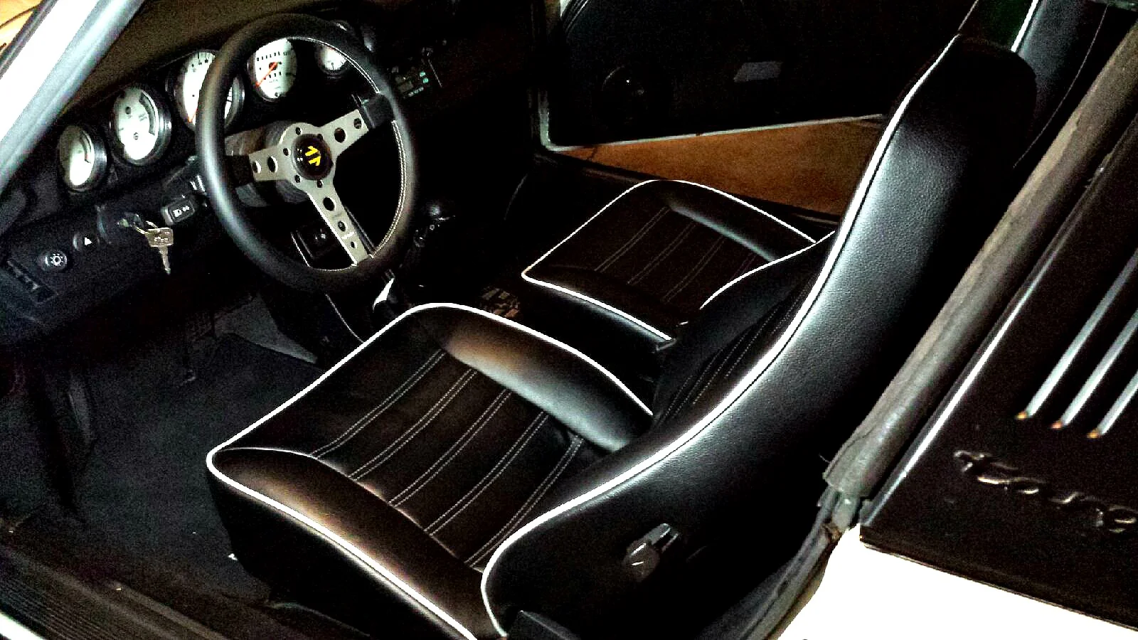 White 1980 Porsche 911 car seats
