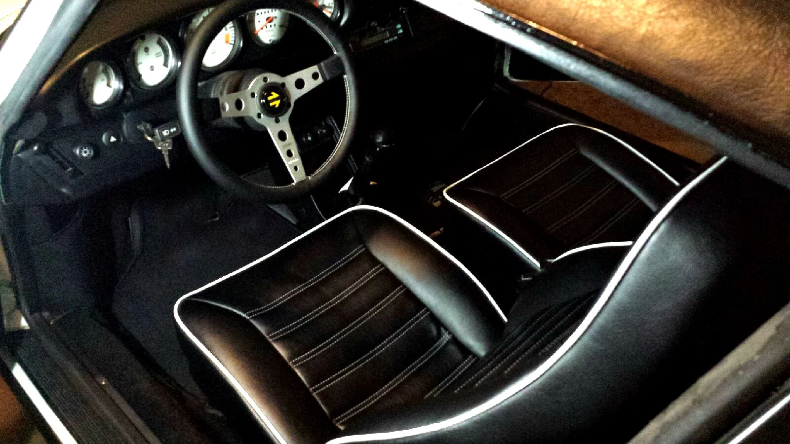 White 1980 Porsche 911 car seats