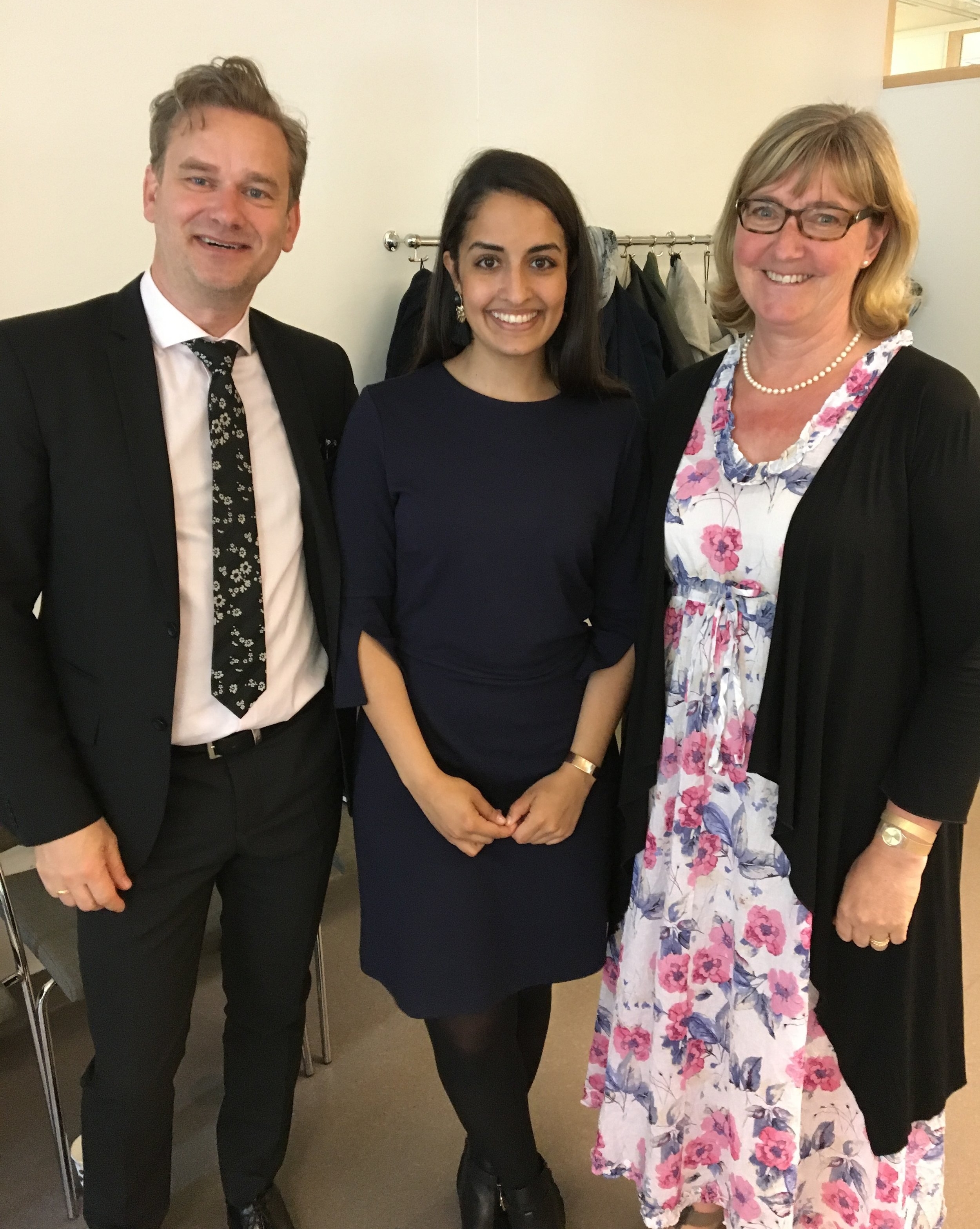 Toxikologen Fareda Khalil med sina handledare Pär Svahnberg, Toxintelligence och Annika Hanberg, Karolinska Institutet