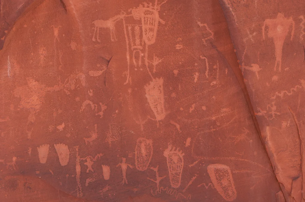 Figures depicting bear paws, a horse and human figure date from the Formative Period.