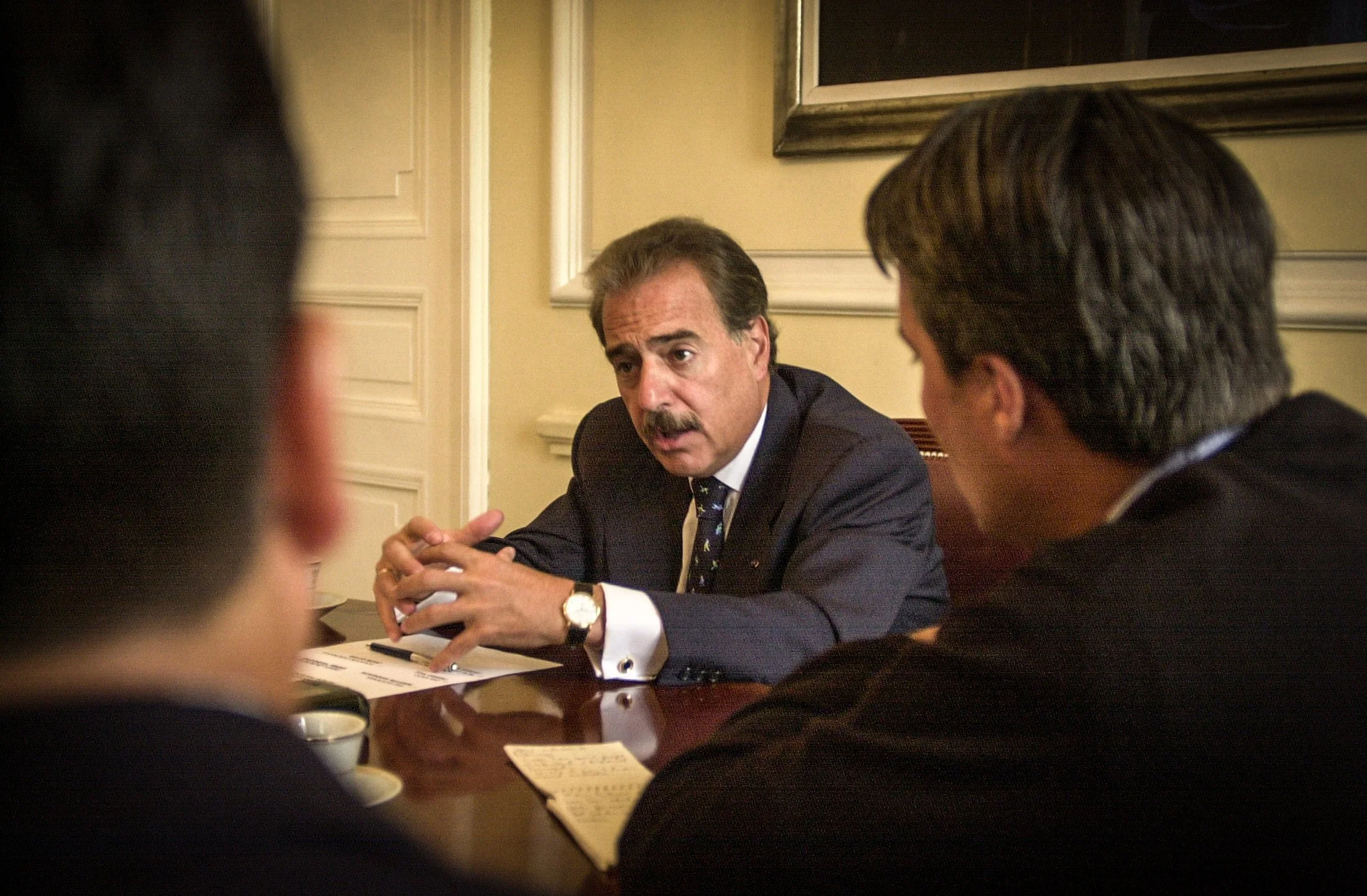 Colombian president Andres Pastrana meets with journalists from newspapers in the United States to discuss the involvement of the US in Plan Colombia.