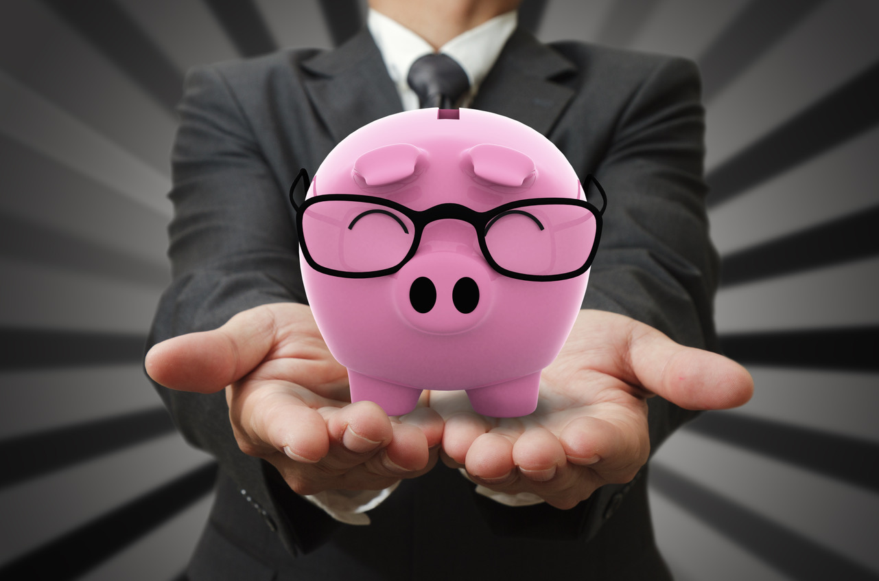 businessman-shows-a-piggy-bank_Gkr3qtBd.jpeg