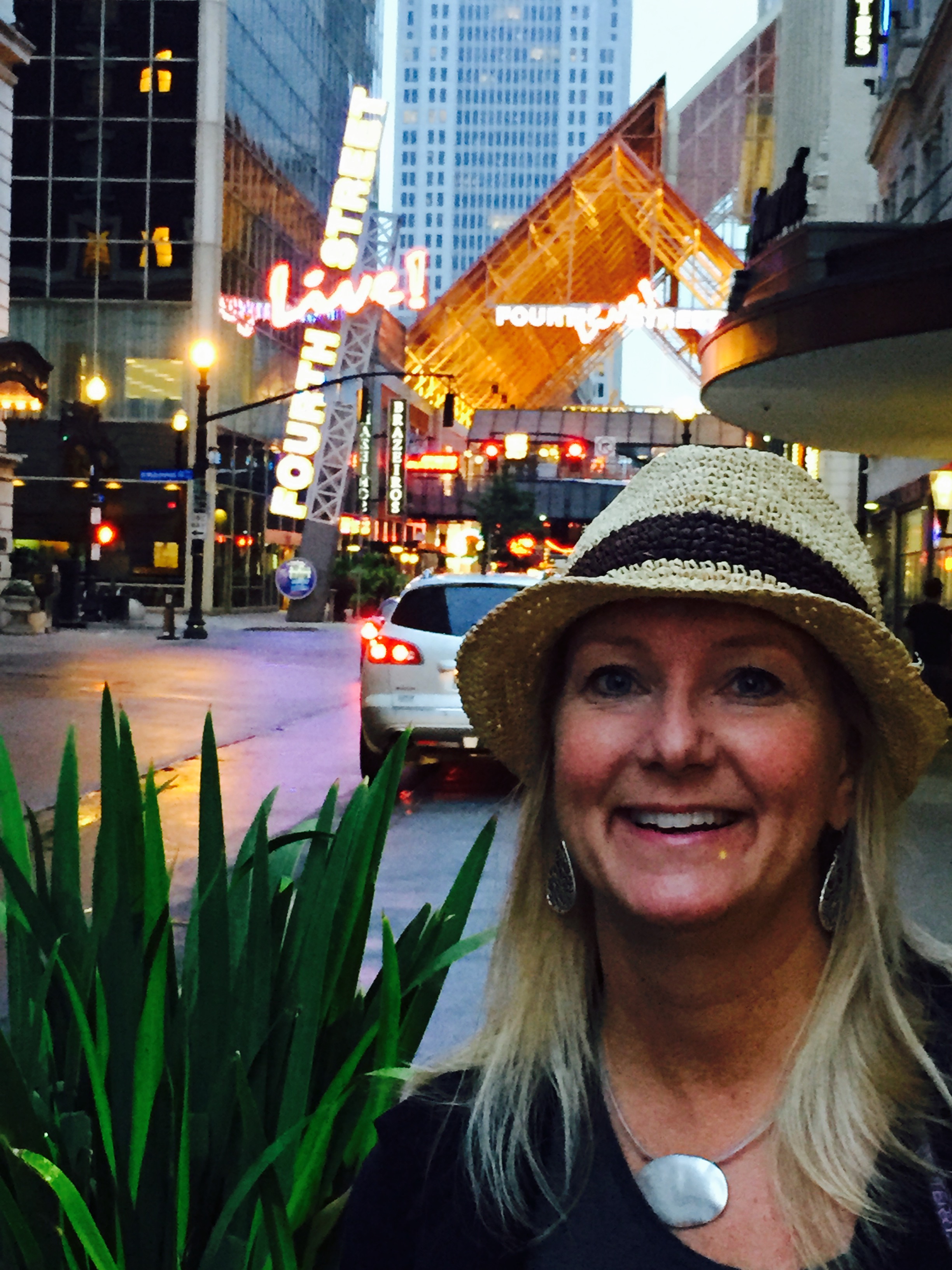 Dawnie B - 4th Street Live