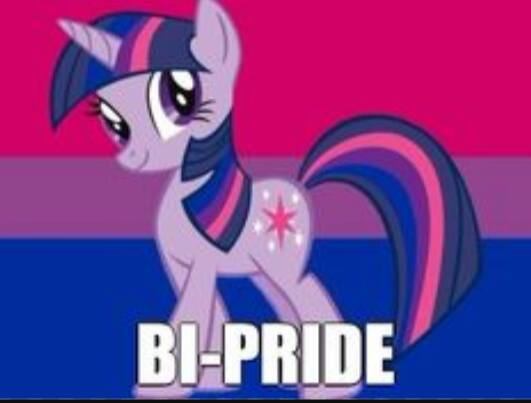 En my little ponny i bifärgerna: rosa, lila och blå med texten Bi-pride.