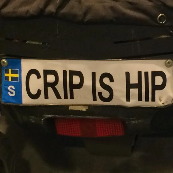 En bilnummerskylt med texten crip is hip.