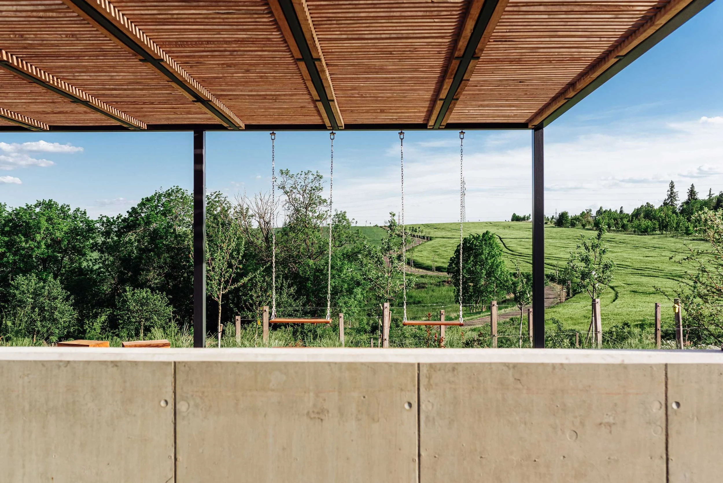 slivenec-pergola-zahrada-vyhled-houpacka.jpg