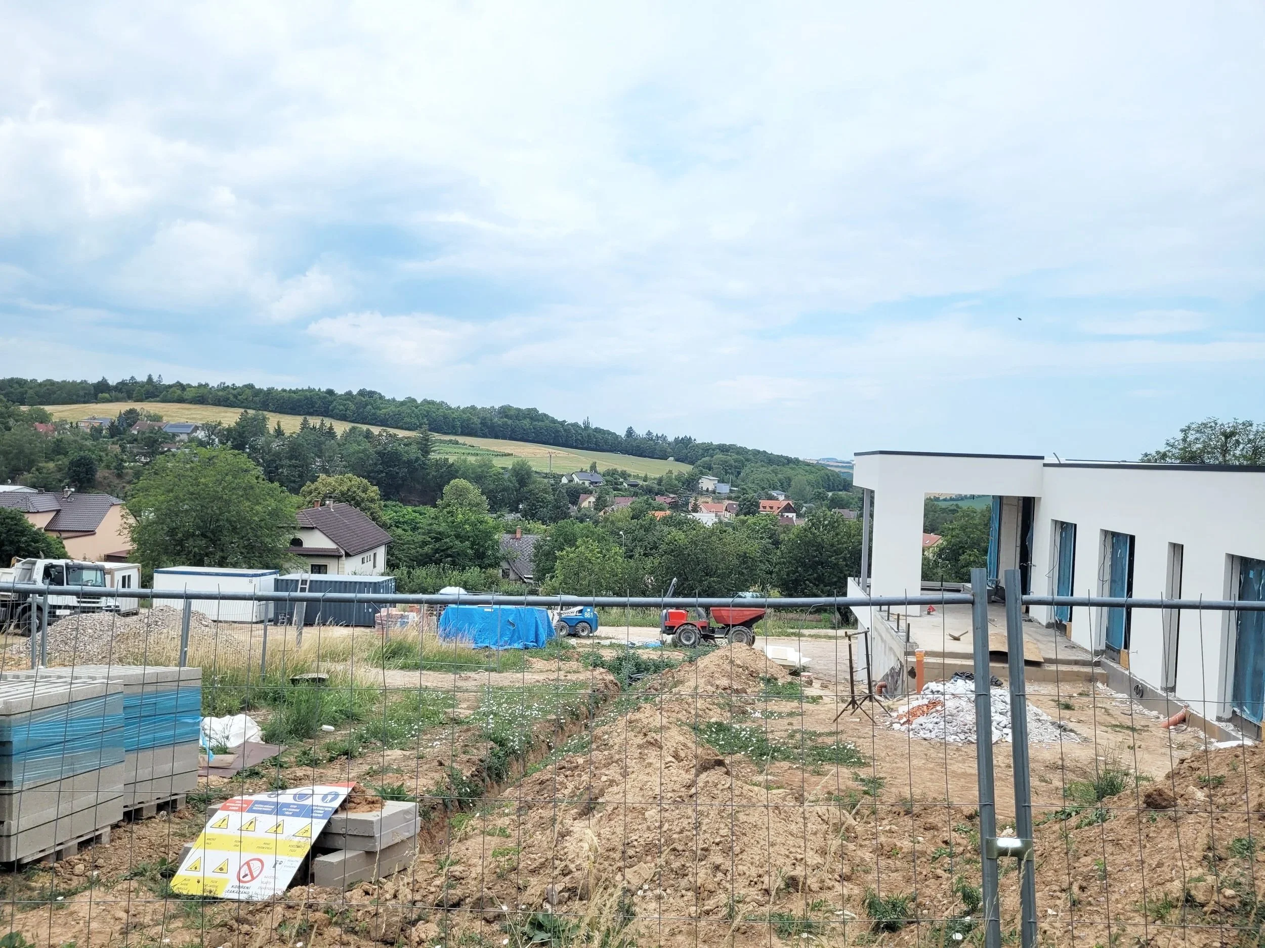 fotka terénu po stavbě domu