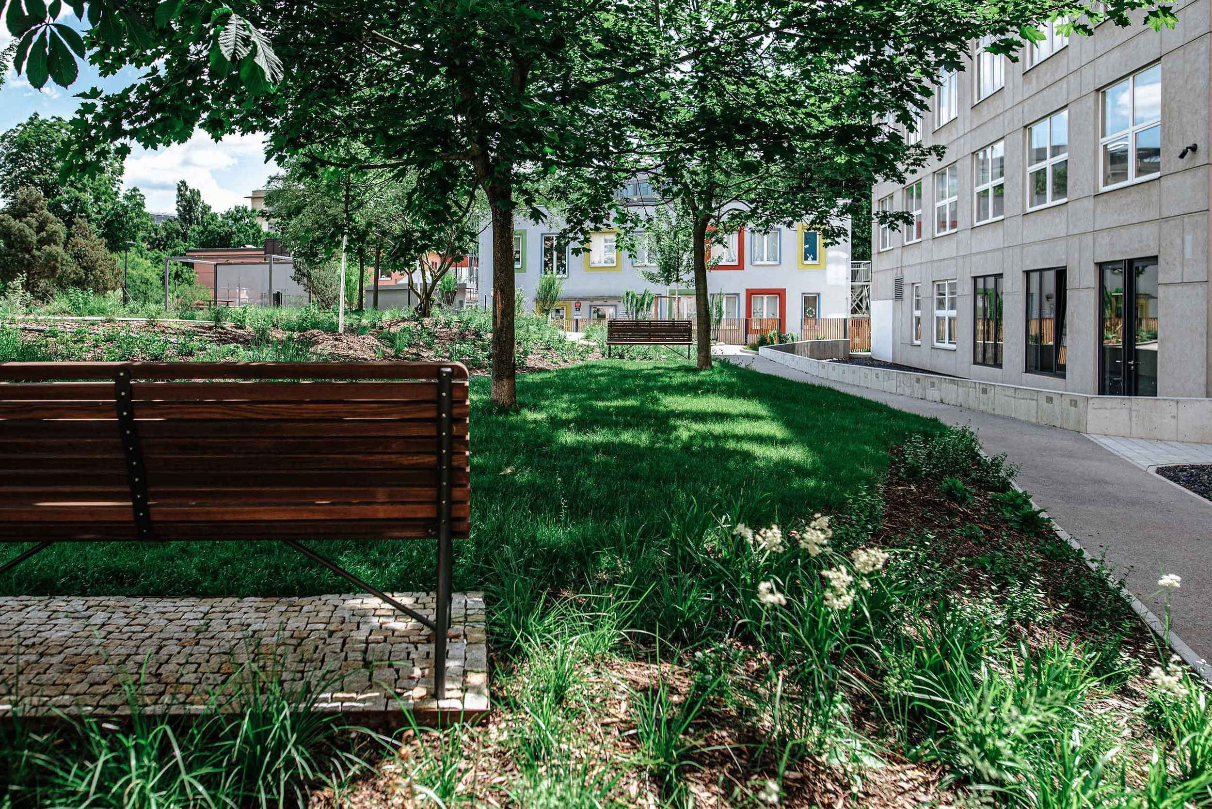 uranie-lavicka-prazska-travnik-vnitroblok-park-low.jpg