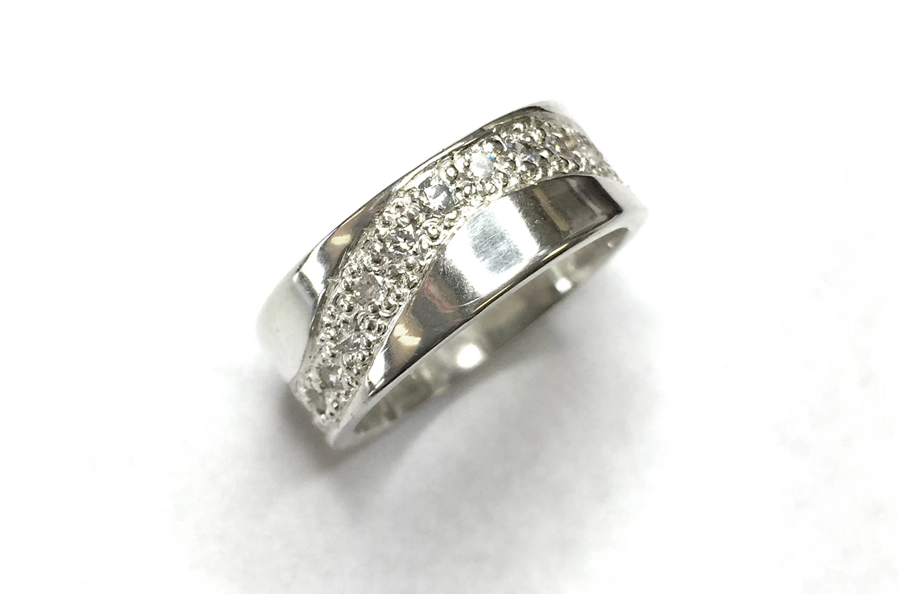 Wave band with cubic zircornia