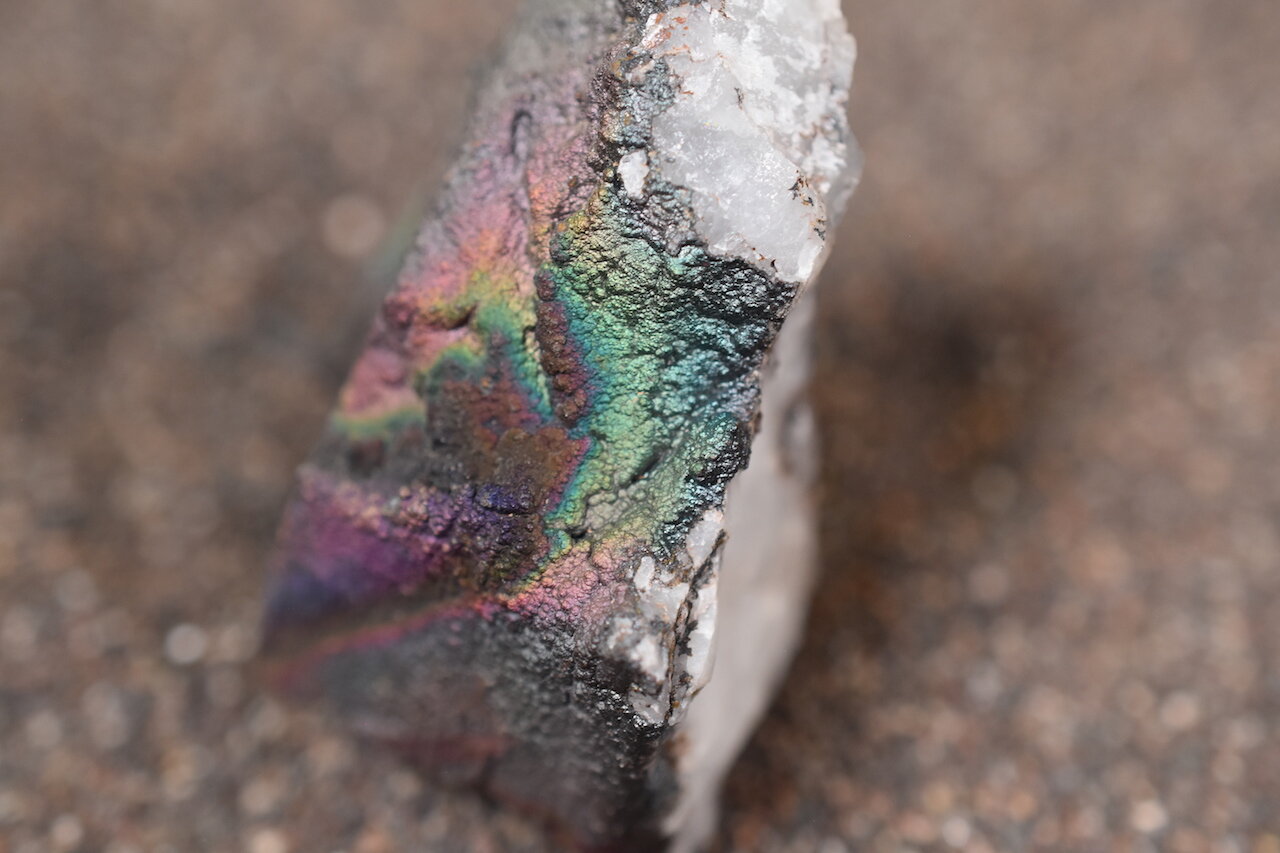 rainbow-hematite-quartz-side