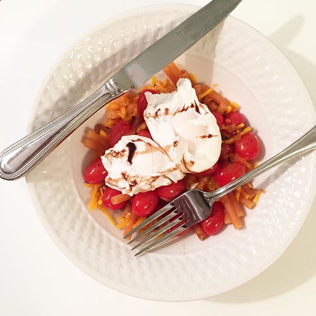 red lentil noodles + roasted balsamic tomatoes + cheddar cheese, topped with poached eggs and drizzled balsamic reduction 😛 think I'm slowly getting the hang of this poached egg thing 😬