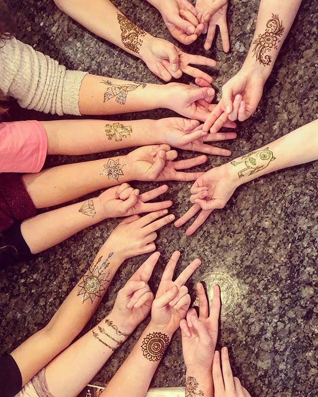 #party #hennaparty #girlsjustwannahavefun #friday #friends #glitter #theeyeofhenna #fun #goodtimes #instahappy #positivevibes #peace #maine #team Super fun night creating designs for these girls all on field hockey team celebrating a good season with