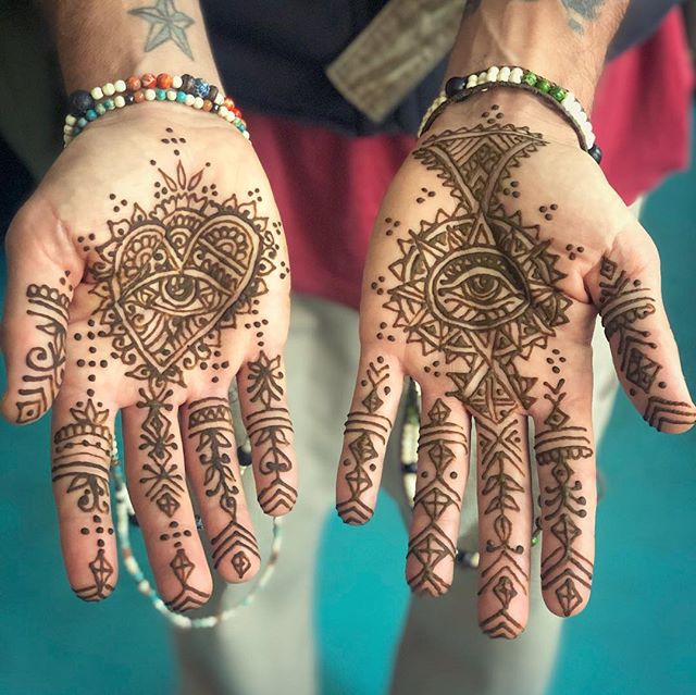 I was asked to create designs for a brand new company  it was really fun to adorn the palms of the hands for a photo shoot #theeyeofhenna #bracelets #jewelry #handmade #buylocal #portlandmaine #maine #positivevibes #mehndi @oftheearthjewelrycollectiv