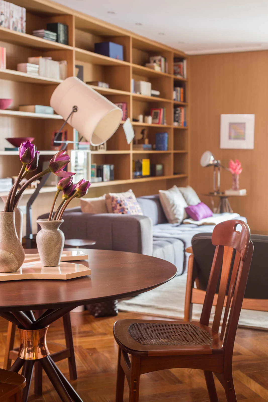fotos_living_lilian_catharino_andre_mortatti_Familyroom-estante-madeira-4.jpg