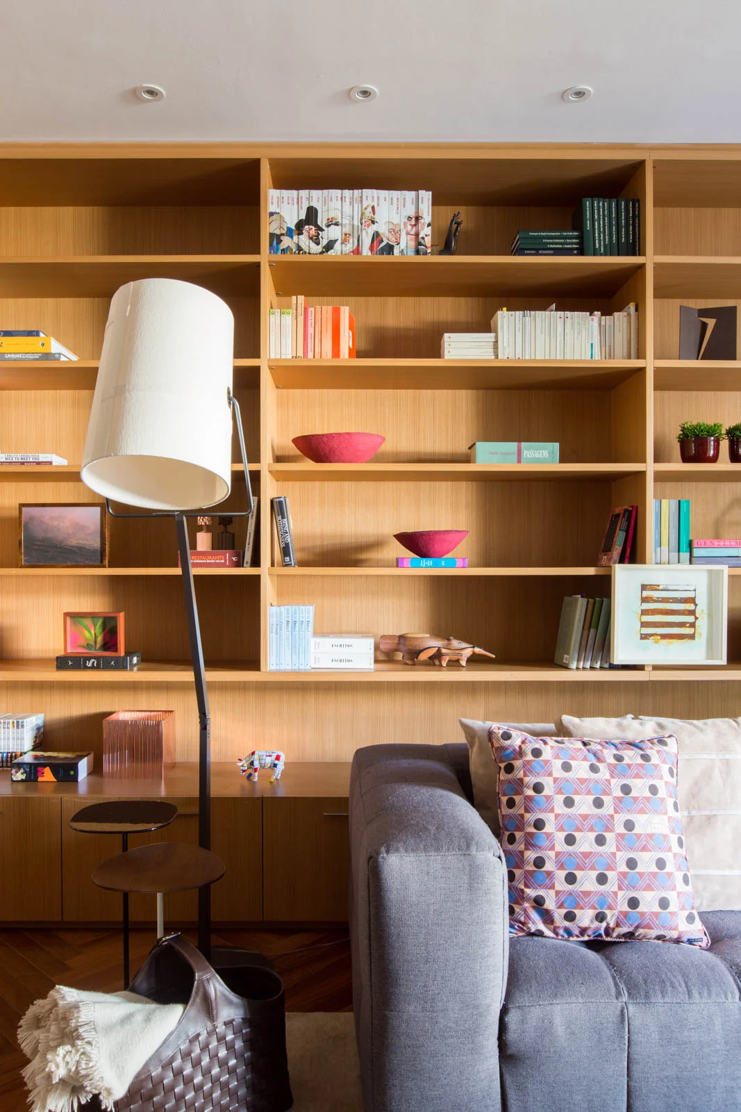 fotos_living_lilian_catharino_andre_mortatti_Familyroom-estante-madeira-1.jpg
