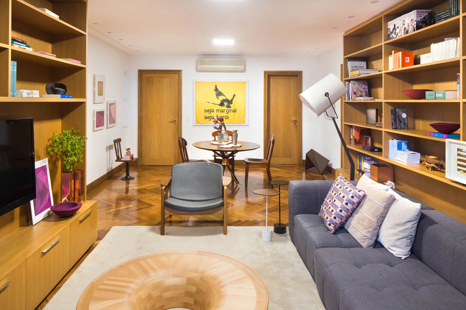 fotos_living_lilian_catharino_andre_mortatti_Familyroom-estante-madeira-19.jpg