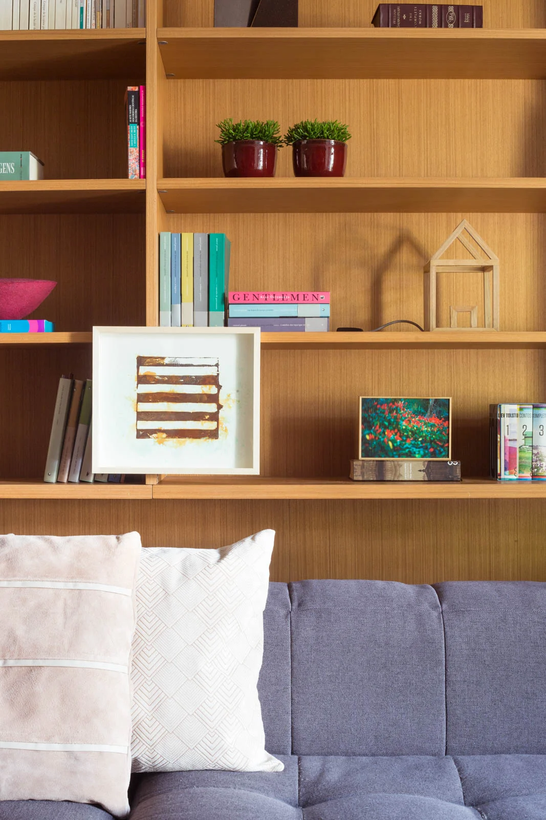 fotos_living_lilian_catharino_andre_mortatti_Familyroom-estante-madeira-10.jpg
