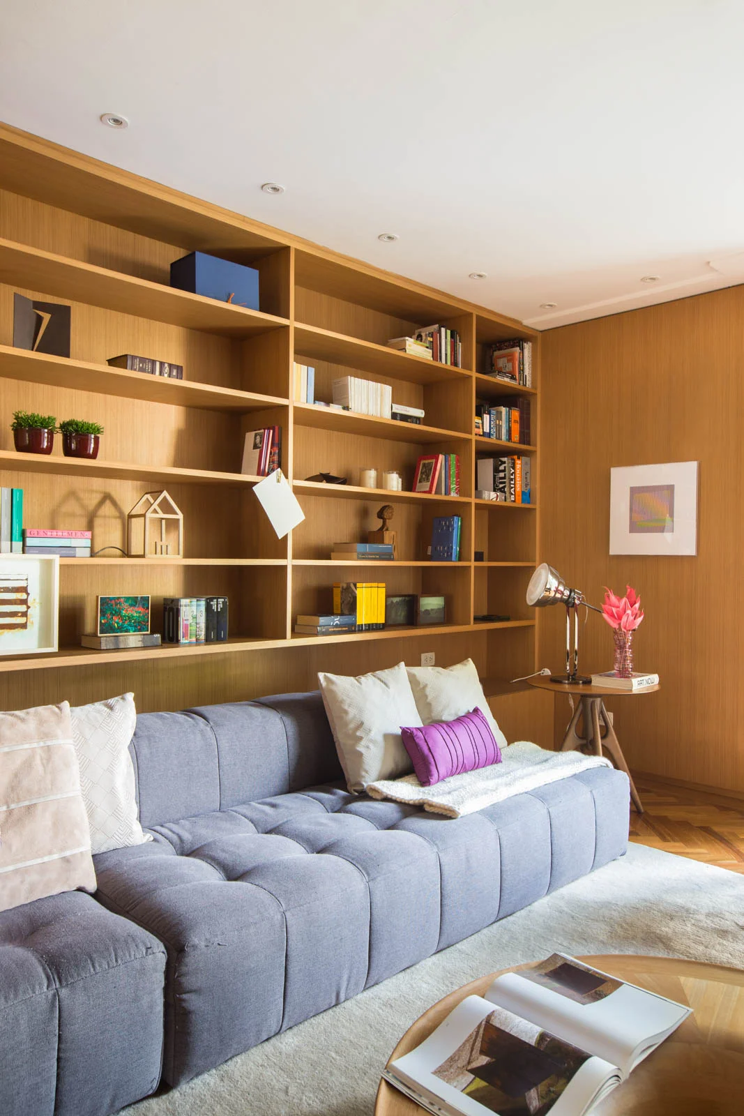 fotos_living_lilian_catharino_andre_mortatti_Familyroom-estante-madeira-2.jpg