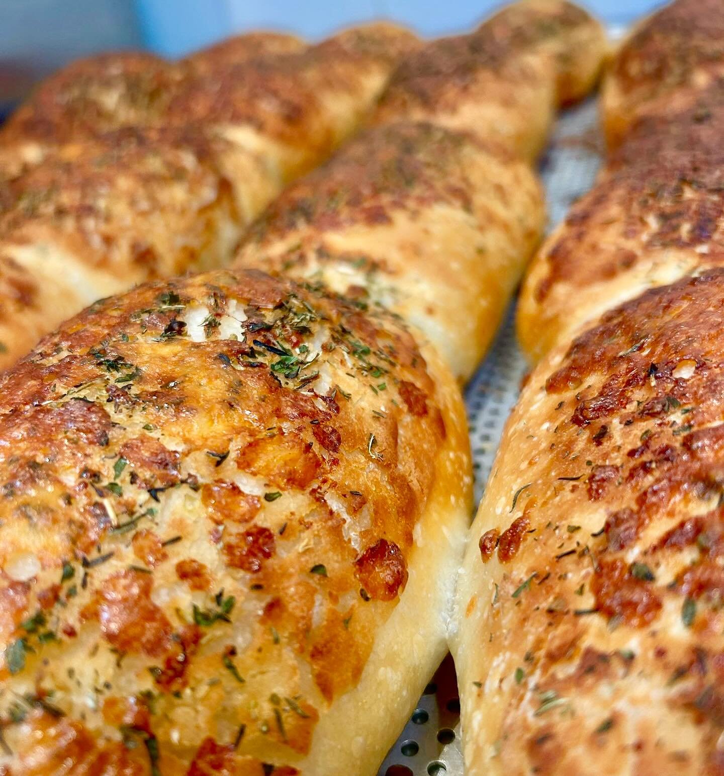 🧀🧄 Cheesy garlic Dutch crunch is now on our seasonal specials menu. Enjoy this and our other featured offerings all winter long!
-
#freshbakedsubs 
-
#pdxnow #pdxsandwiches #eatpdx #pdxtogo #pdxfoodlife #eaterpdx #seportland #nwportland