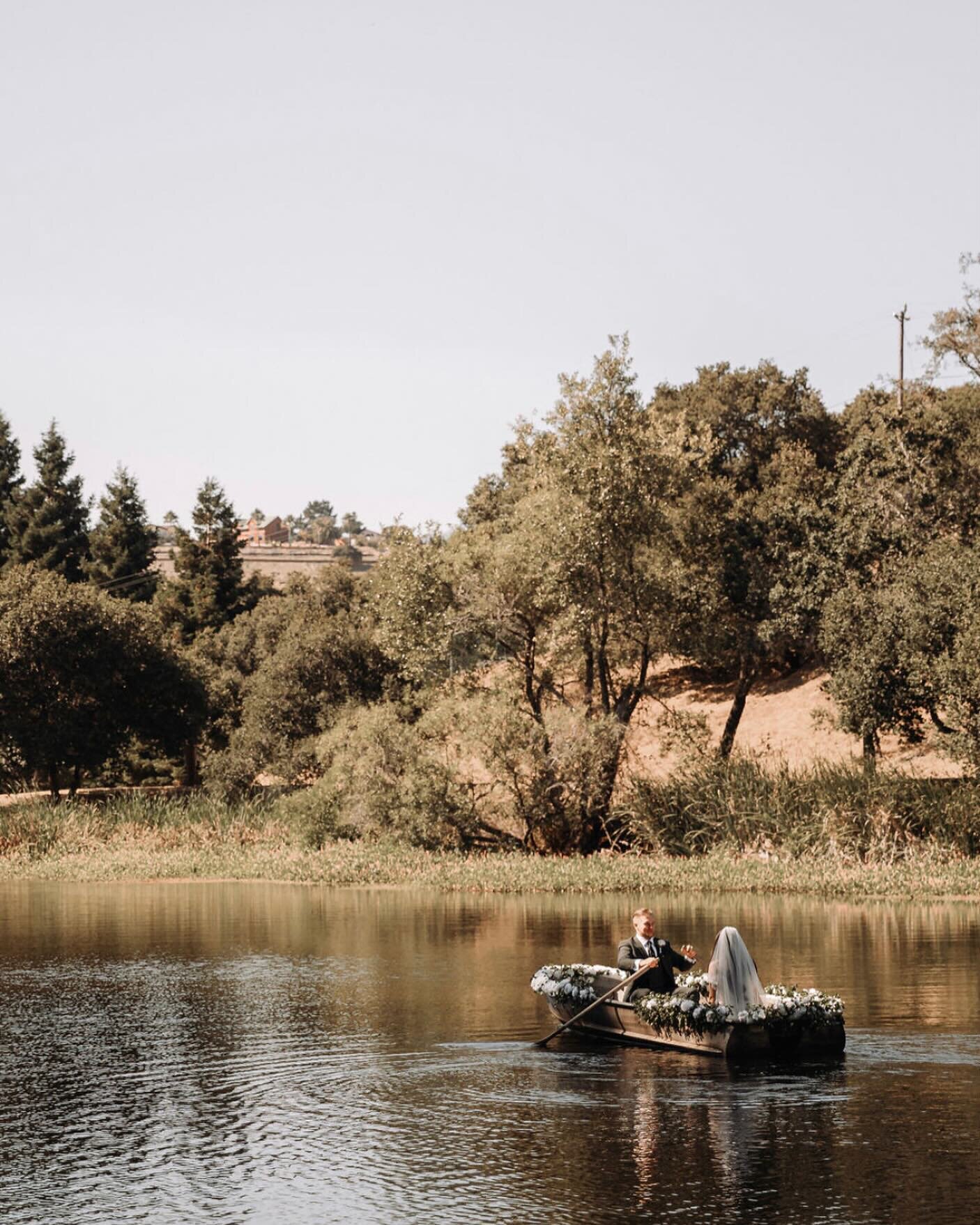 Already floating into 2025 with weddings booking up! Couples are planning further and further ahead every year. Making the planning experience less stressful and more time to book vendors they really connect with.
Reach out to schedule a chat 
📷 @gu