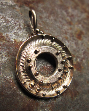 rouse pendant