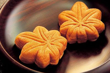 (This is what the standard Momiji Manju looks like)